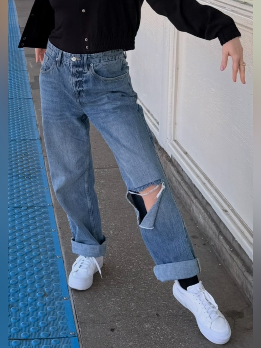 Good American 90s High-Rise Straight Light Blue (812) Jeans with Distressed Knee
